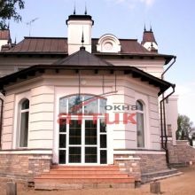 Входная группа и окна с импостами в коттедже 