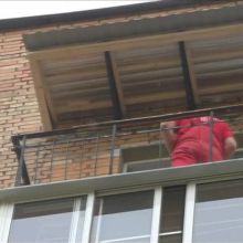 Крыша над балконом в сборе и балкон готов к остеклению.