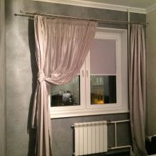Пластиковое двустворчатое окно в спальне с рольшторами