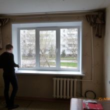 Стандартное трехстворчатое окно в гостиной