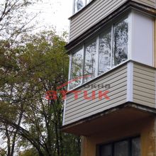 Балкон с ПВХ заполнением боковых створок и раздвижным остеклением