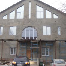Балконная дверь в круглом проеме в частном доме