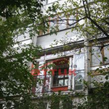 Портальная дверь в обычном панельном доме на лоджии