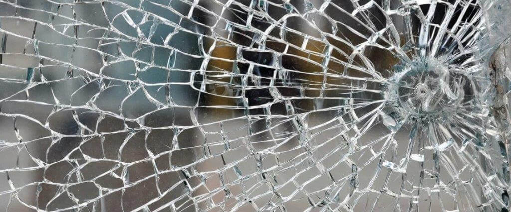 Так выглядит триплекс после сильнейшего удара